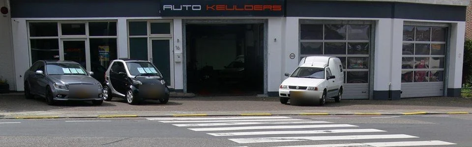 Gevel van Auto Keulders met het bedrijfsnaambord boven de werkplaatsdeur