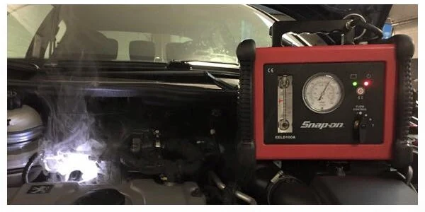 Rookdiagnose in een motorruimte in de werkplaats van Auto Keulders